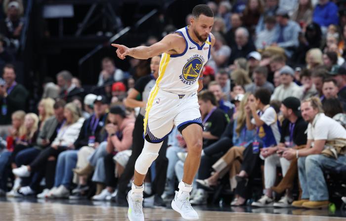 爱游戏-凯尔特人队防守崩盘，惨遭对手狂轰猛炸，进行表示.-爱游戏